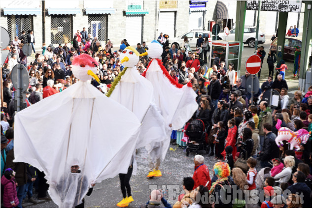 Pinerolo, folla attorno al Carnevale senza carri