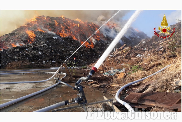 Incendio ex Annovati di Frossasco: le immagini delle operazioni di spegnimento