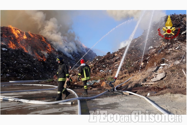 Incendio ex Annovati di Frossasco: le immagini delle operazioni di spegnimento