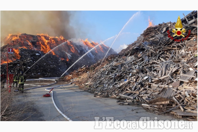 Incendio ex Annovati di Frossasco: le immagini delle operazioni di spegnimento