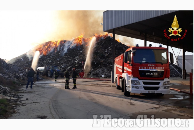 Incendio ex Annovati di Frossasco: le immagini delle operazioni di spegnimento