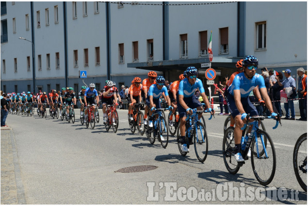 Il passaggio dei ciclisti a Revello