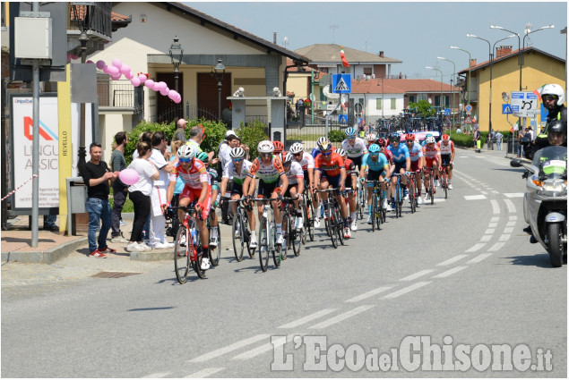 Il passaggio dei ciclisti a Revello