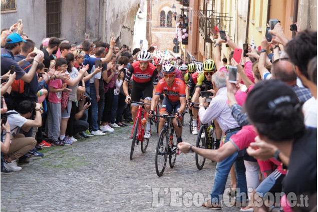 Il primo passaggio del Giro a Pinerolo: via Principi d&#039;Acaja 