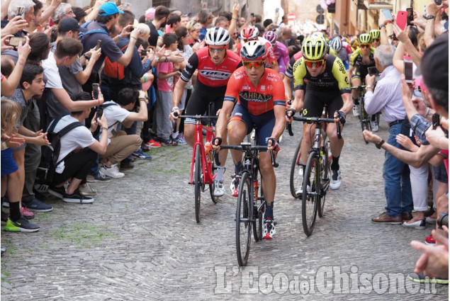 Il primo passaggio del Giro a Pinerolo: via Principi d&#039;Acaja 