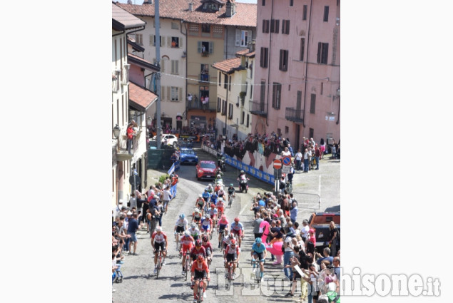 Il primo passaggio del Giro a Pinerolo: via Principi d&#039;Acaja 