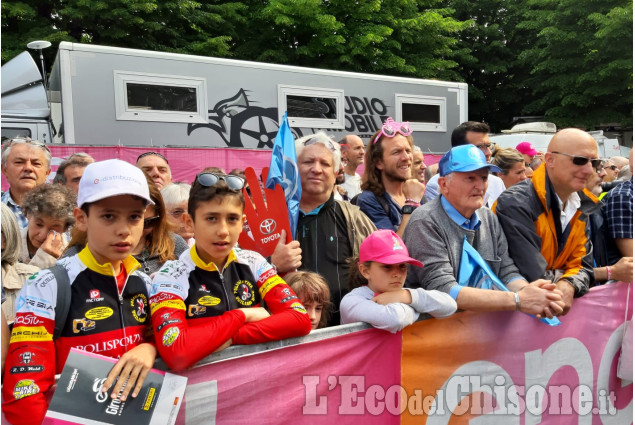Giro d&#039;Italia: a caccia di autografi alla partenza della Pinerolo-Ceresole Reale