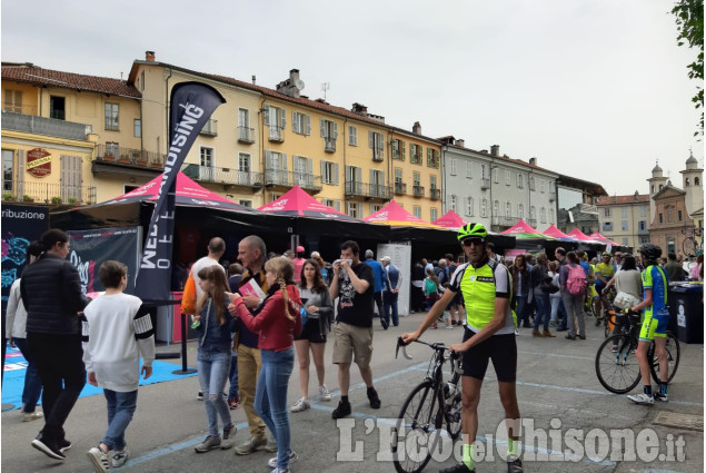 Giro d&#039;Italia: a caccia di autografi alla partenza della Pinerolo-Ceresole Reale
