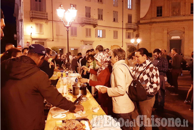 Pinerolo, Iftar in piazza: la comunità islamica si apre alla città