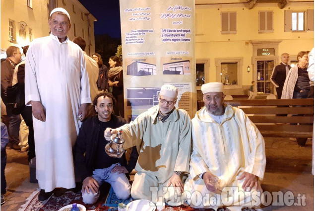 Pinerolo, Iftar in piazza: la comunità islamica si apre alla città