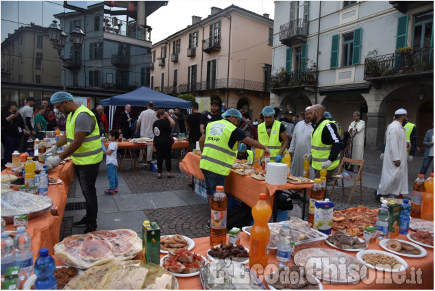 Pinerolo, Iftar in piazza: la comunità islamica si apre alla città