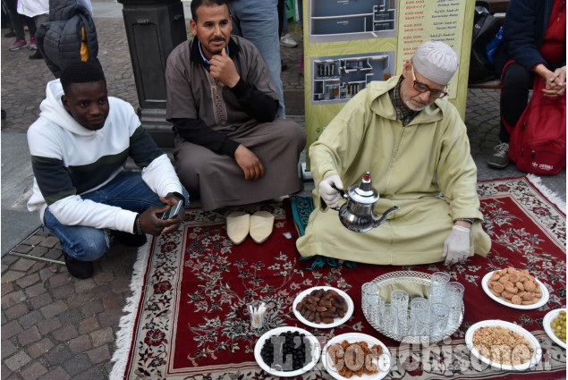Pinerolo, Iftar in piazza: la comunità islamica si apre alla città