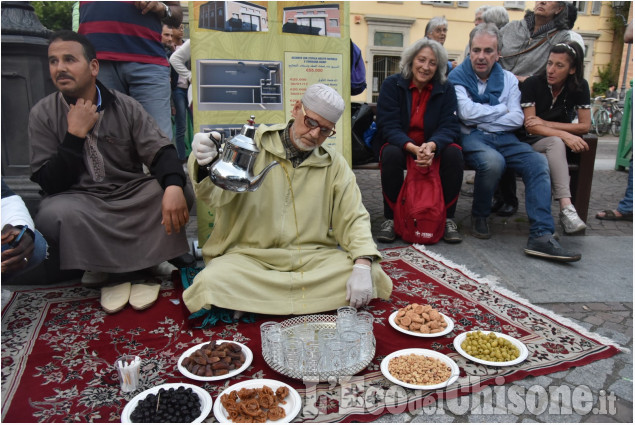 Pinerolo, Iftar in piazza: la comunità islamica si apre alla città