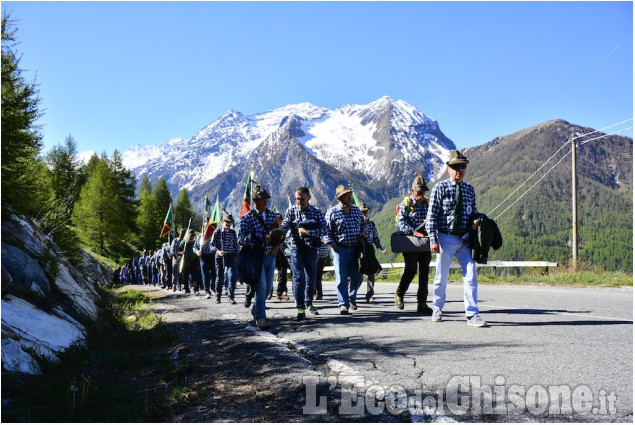 Alpini in marcia da Pragelato a Sestriere Alpini in marcia da Pragelato a Sestriere