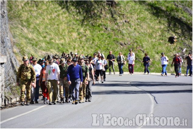Alpini in marcia da Pragelato a Sestriere Alpini in marcia da Pragelato a Sestriere