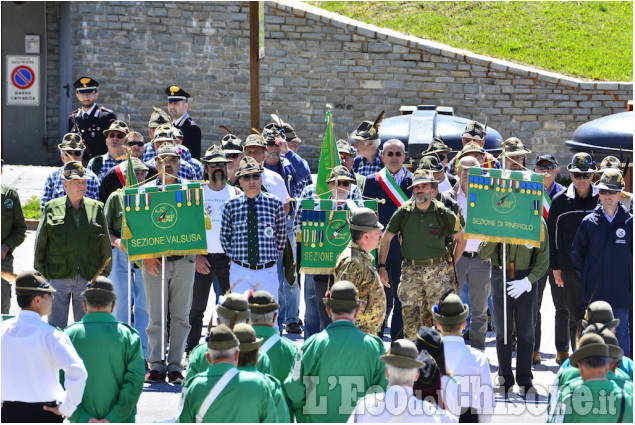 Alpini in marcia da Pragelato a Sestriere Alpini in marcia da Pragelato a Sestriere