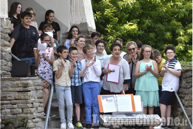 Scuola di Inverso Pinasca: festa per l&#039;ultimo giorno