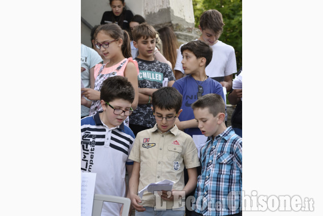 Scuola di Inverso Pinasca: festa per l&#039;ultimo giorno