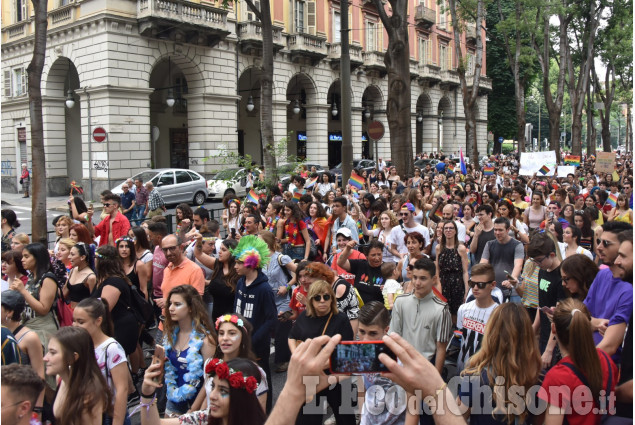 Torino: Decine di migliaia al Pride per i diritti