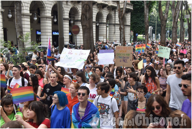 Torino: Decine di migliaia al Pride per i diritti