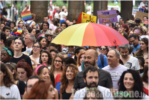 Torino: Decine di migliaia al Pride per i diritti