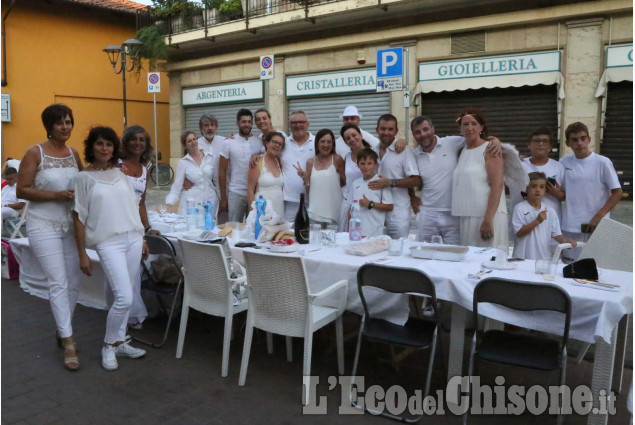 Vinovo: è piaciuta la cena in bianco con flash-mob 