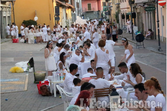 Vinovo: è piaciuta la cena in bianco con flash-mob 