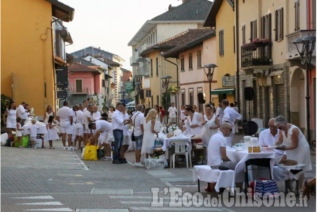 Vinovo: è piaciuta la cena in bianco con flash-mob 