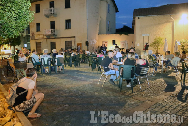 None: serata musicale in piazzetta, si replica sabato sera