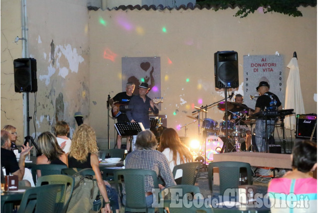 None: serata musicale in piazzetta, si replica sabato sera