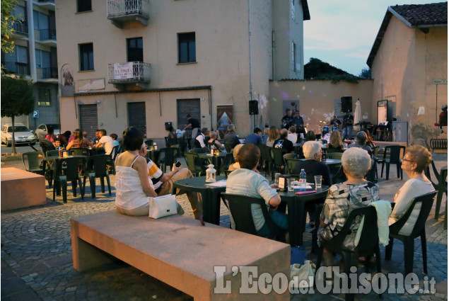 None: serata musicale in piazzetta, si replica sabato sera