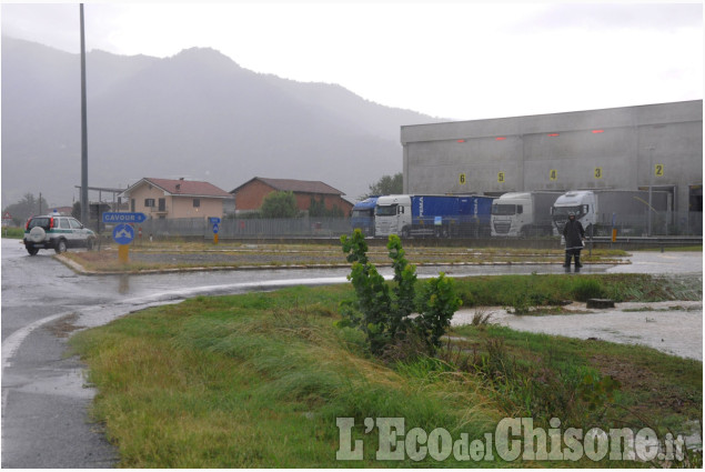 Un fiume in mezzo alle strade della valle Infernotto 