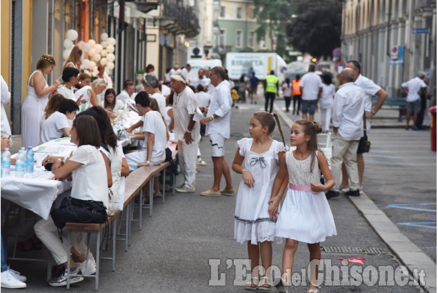 Pinerolo : La lunga tavola bianca in via Buniva