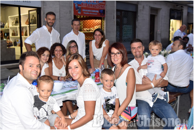 Pinerolo : La lunga tavola bianca in via Buniva