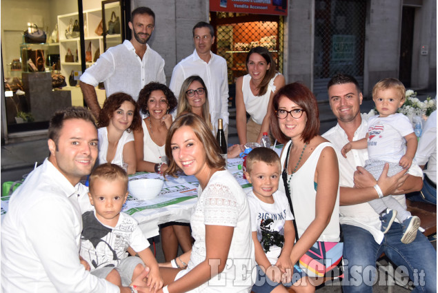 Pinerolo : La lunga tavola bianca in via Buniva