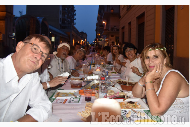 Pinerolo : La lunga tavola bianca in via Buniva