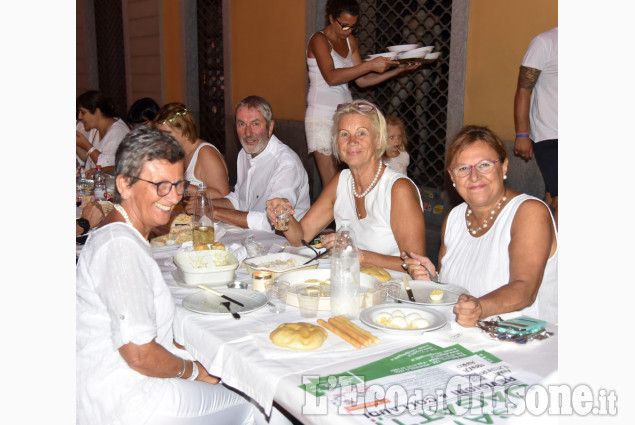 Pinerolo : La lunga tavola bianca in via Buniva