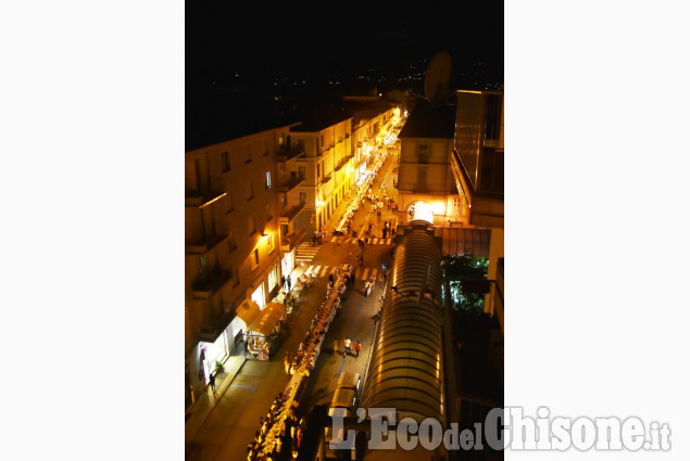 Pinerolo : La lunga tavola bianca in via Buniva