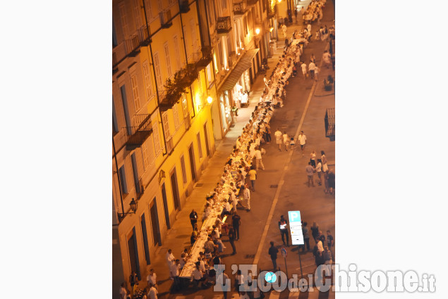 Pinerolo : La lunga tavola bianca in via Buniva