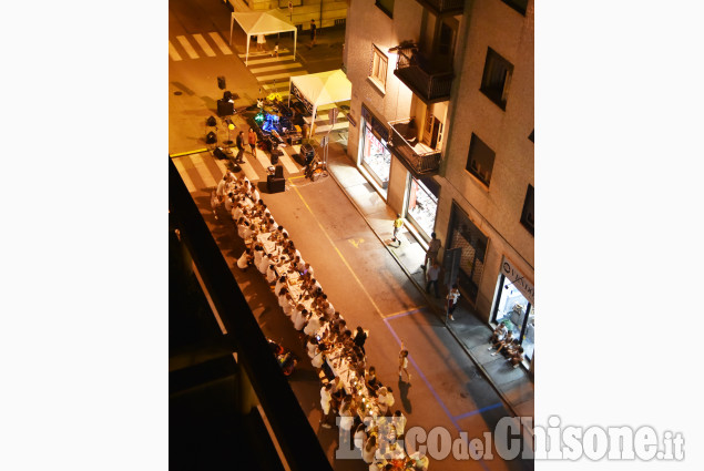 Pinerolo : La lunga tavola bianca in via Buniva