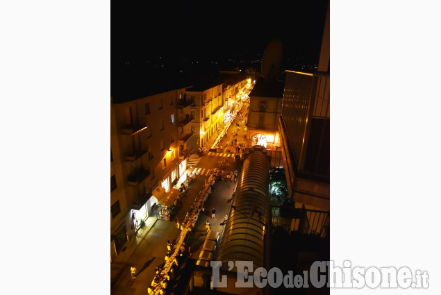 Pinerolo : La lunga tavola bianca in via Buniva