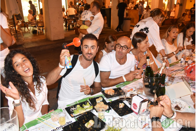 Pinerolo : La lunga tavola bianca in via Buniva Pinerolo : La lunga tavola bianca in via Buniva