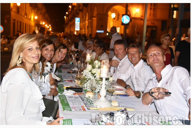 Pinerolo : La lunga tavola bianca in via Buniva