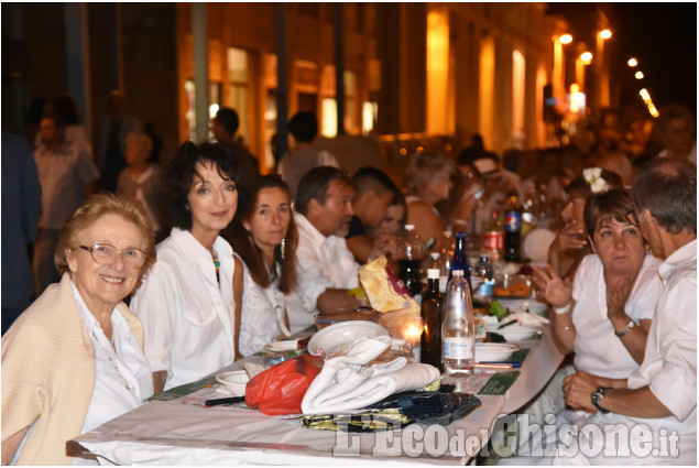 Pinerolo : La lunga tavola bianca in via Buniva