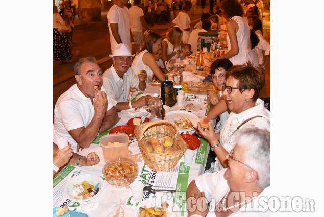 Pinerolo : La lunga tavola bianca in via Buniva