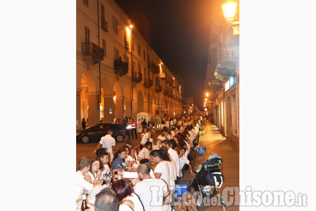 Pinerolo : La lunga tavola bianca in via Buniva