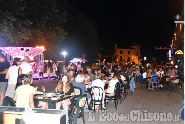 Pinerolo : La lunga tavola bianca in via Buniva Pinerolo : La lunga tavola bianca in via Buniva