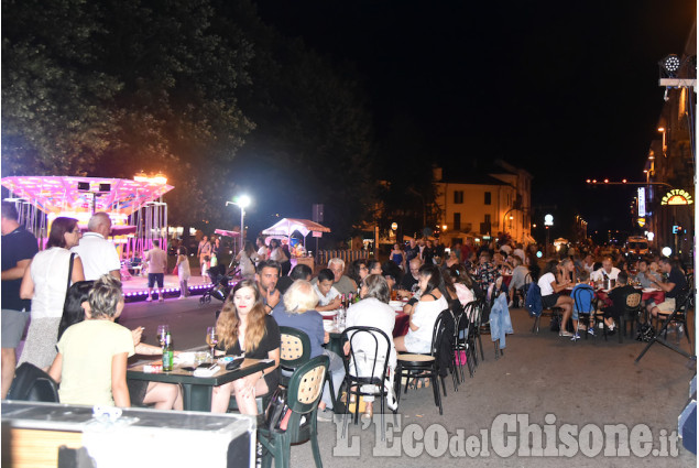 Pinerolo : La lunga tavola bianca in via Buniva