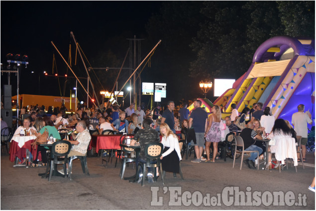 Pinerolo : La lunga tavola bianca in via Buniva