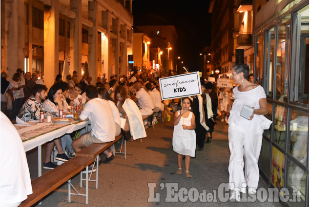 Pinerolo : La lunga tavola bianca in via Buniva